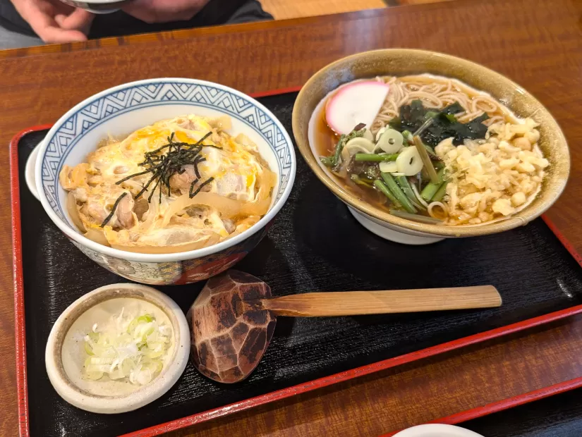 温かい蕎麦と親子丼のセット